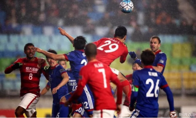 在足球五大联赛的激烈对抗中